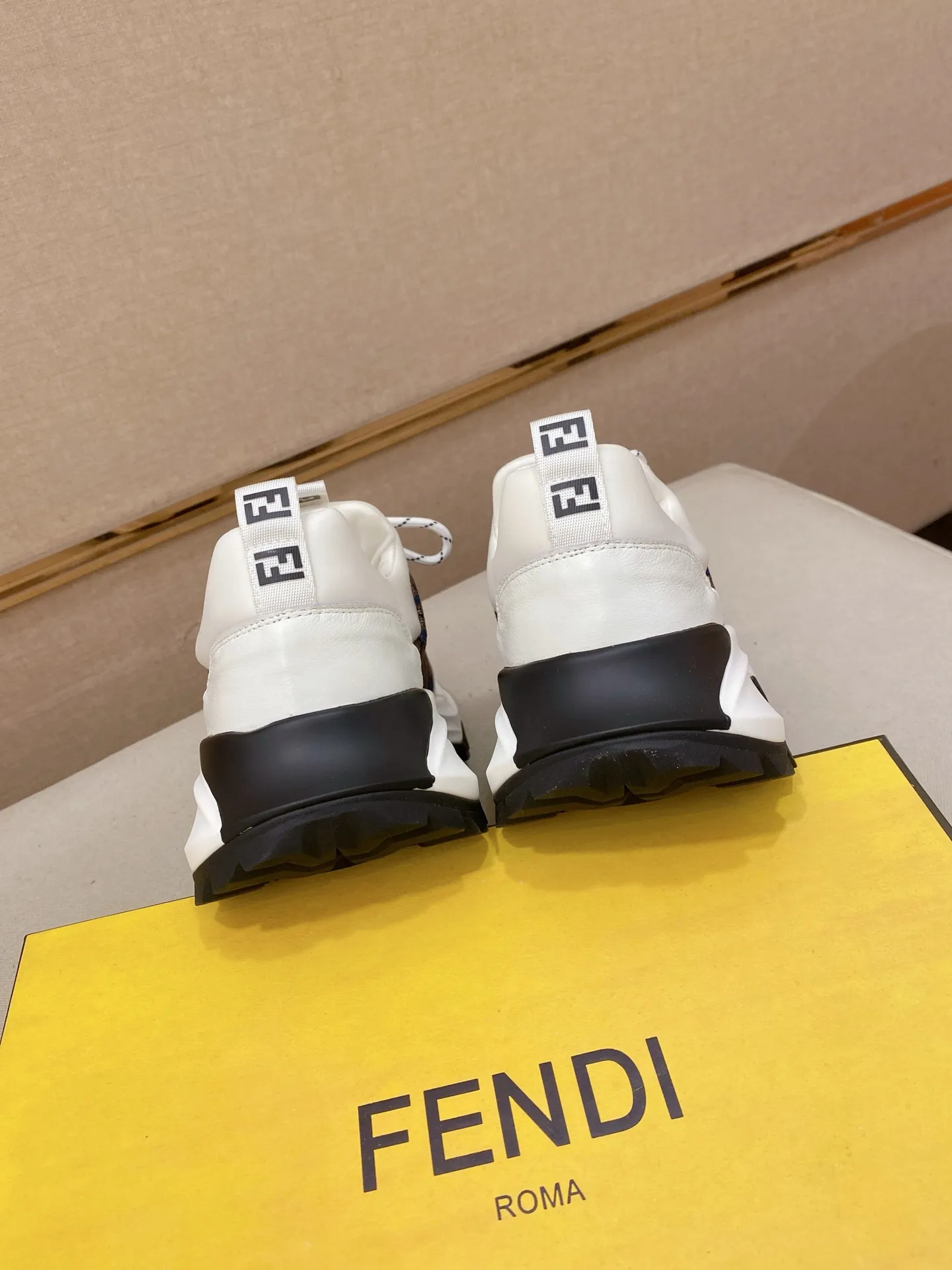 Men's shoes 💰 462💰 (fendi) New style 👊🏻 upper 🇮🇹 imported cowhide fabric 🇩🇪 lining imported sheepskin lining. The original outsole is molded to highlight the identity of every man, and the upper foot is elegant and stable🚶🏻🚶🏻The high-end custom counters reproduce the original version📯No matter the wind or rain, the shoe last remains unchanged and can withstand the verification of time🔍️,🔵 Size: 38-44